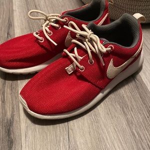 Nike red roshe 4y